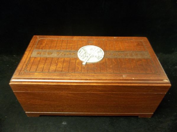 2000 Upper Deck Yankees Master Collection- Wooden Display Box