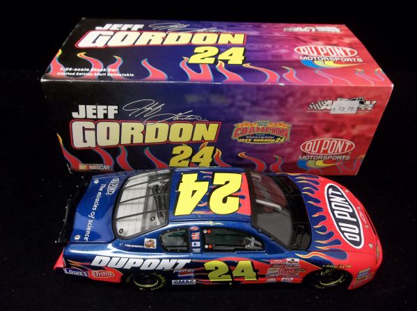 2002 Action 1:24 NASCAR Auto Racing Die-Cast Car- #24 Chevy Monte Carlo  DuPont Jeff Gordon