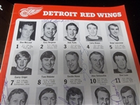 Dec. 31, 1970 Red Wings vs. Blackhawks Scorebook Signed by 12 Players Including Gordie Howe & Bobby Hull!