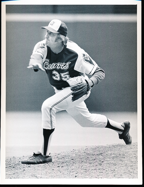 1974 Phil Niekro Atlanta Braves MLB B/W Game Action 7” x 9” Photo