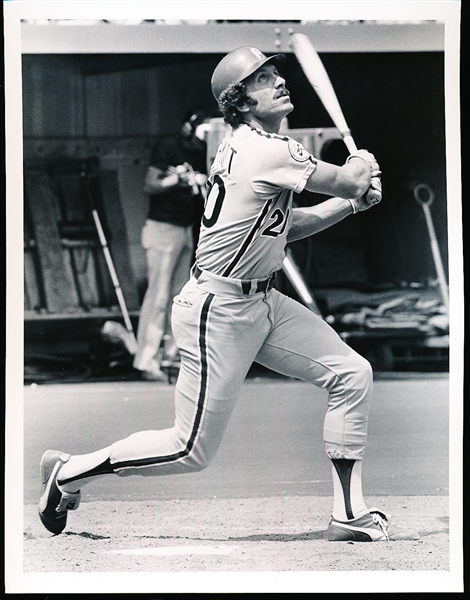 1976 Mike Schmidt Philadelphia Phillies MLB B/W Game Action 7” x 9” Photo